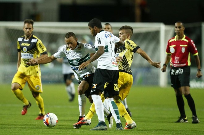 O lateral Carlinhos e o atacante Leandro disputam lance no segundo tempo do duelo com o Cascavel: parceiro de Kléber na linha de frente, Leandro apareceu na partida e acabou saindo de campo para a entrada do prata da casa Dudu. | Hugo Harada/Gazeta do Povo