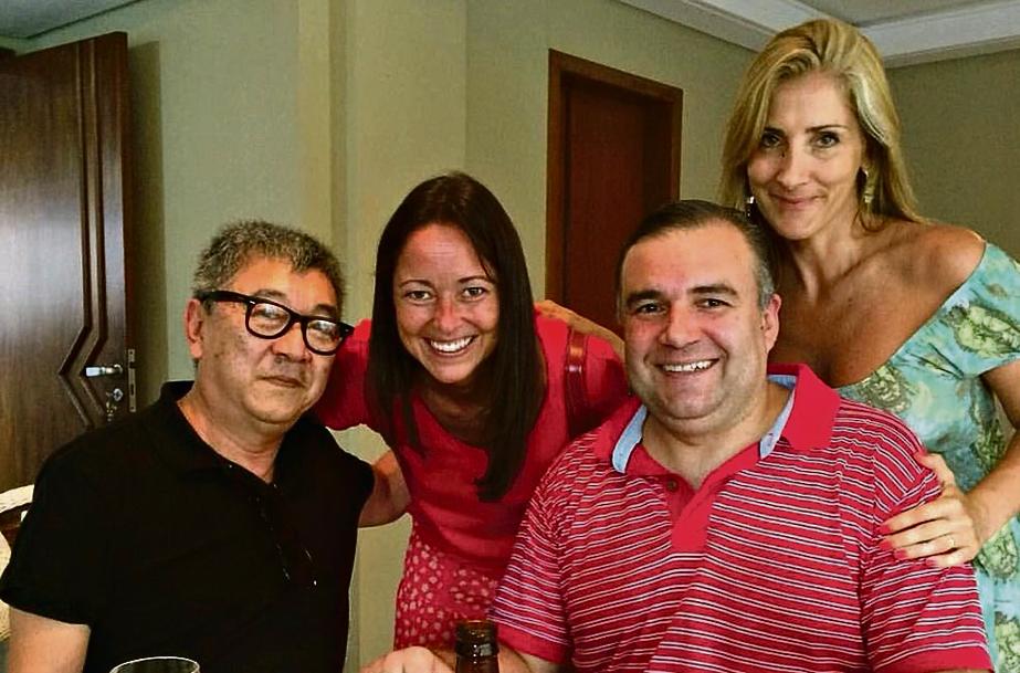 O agente da Polícia Federal Newton Ishii em rara foto à paisana ao lado do deputado Ney Leprevost, da mulher deste, Carina Zanier, e de Paula Tavares (de vermelho), assessora, no domingo de Carnaval. | Pedro Mariucci Neto