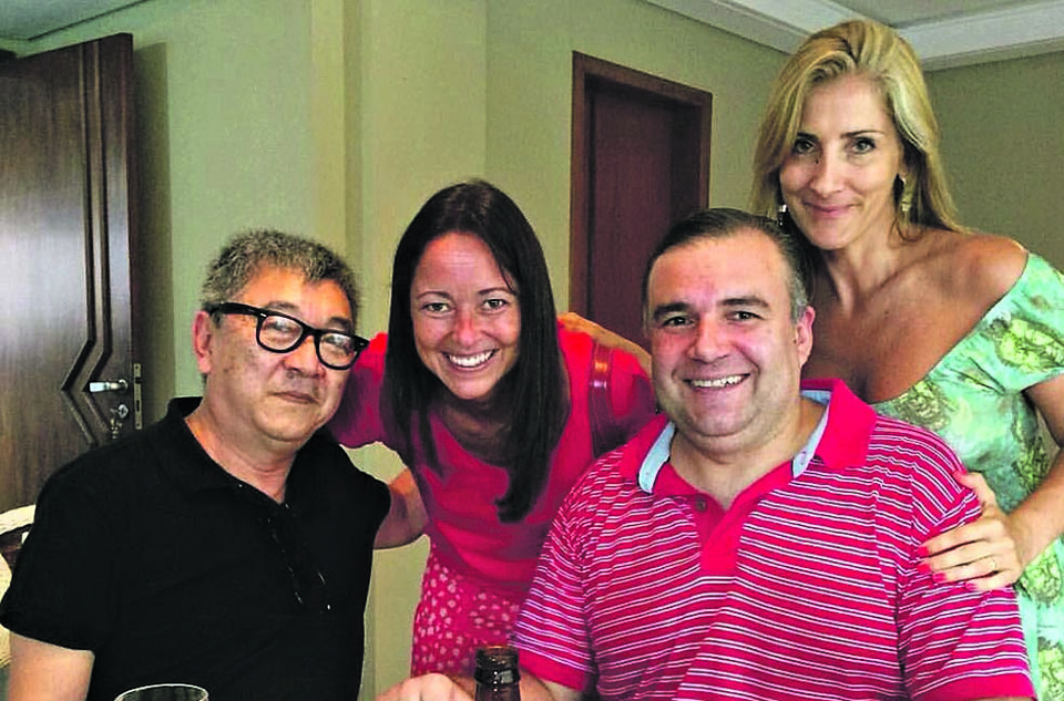 O agente da Polícia Federal Newton Ishii em rara foto à paisana ao lado do deputado Ney Leprevost, da mulher deste, Carina Zanier, e de Paula Tavares (de vermelho), assessora, no domingo de Carnaval. | Pedro Mariucci Neto