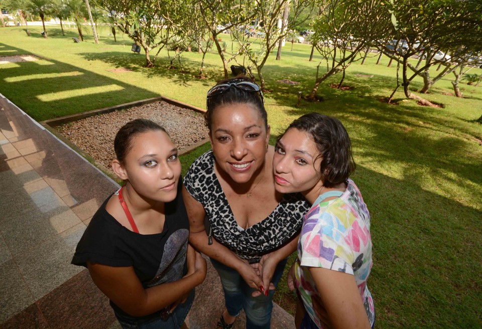 Simone Tavares, de Campo Grande (MS), e as duas filhas, Patrícia, de 20 anos, e Adriana, de 14. As duas garotas nasceram com microcefalia. | /Agência RBS