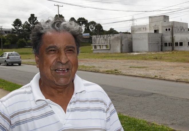 Laudemir Nunes, 63, espera anos por um posto de saúde na região onde mora. “Já dei umas quatro entrevistas para jornalistas”, sorri. Ao fundo, o esqueleto da prometida UBS Campo Alegre | Aniele Nascimento/Gazeta do Povo