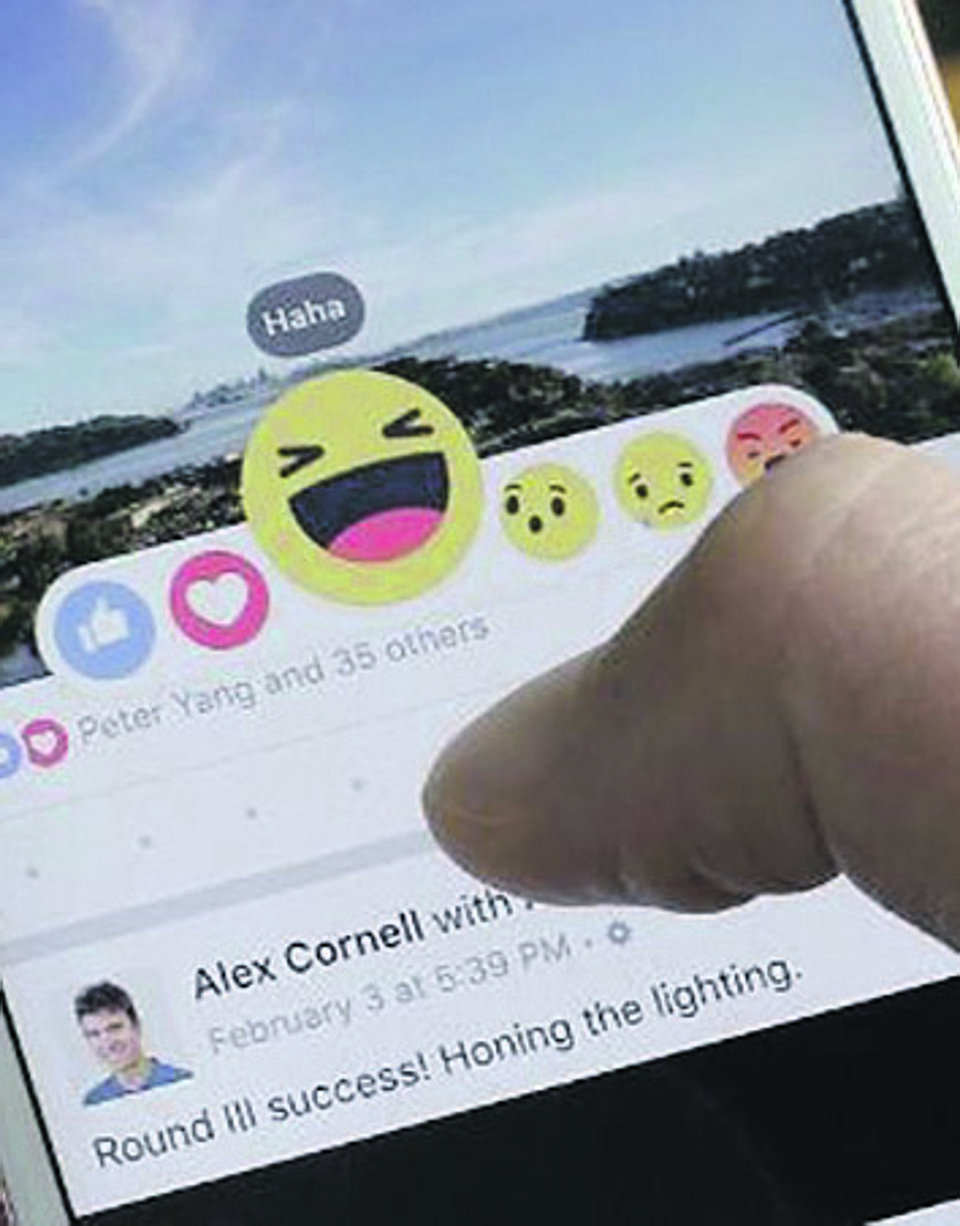Para adicionar uma reação, basta o usuário segurar o botão de like na postagem | Reprodução/Facebook