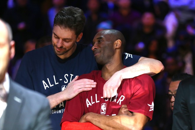 Pau Gasol abra o ex-companheiro de Los Angeles Lakers Kobe Bryant. | ELSA/AFP