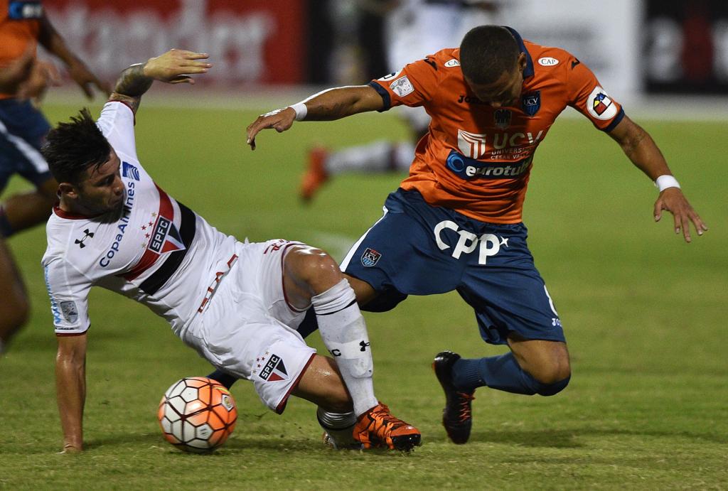 Mena, do São Paulo, e Donaldo Millan, do César Vallejo, trombam no primeiro jogo da fase classificatória da Libertadores. | Cris Bouroncle/AFP