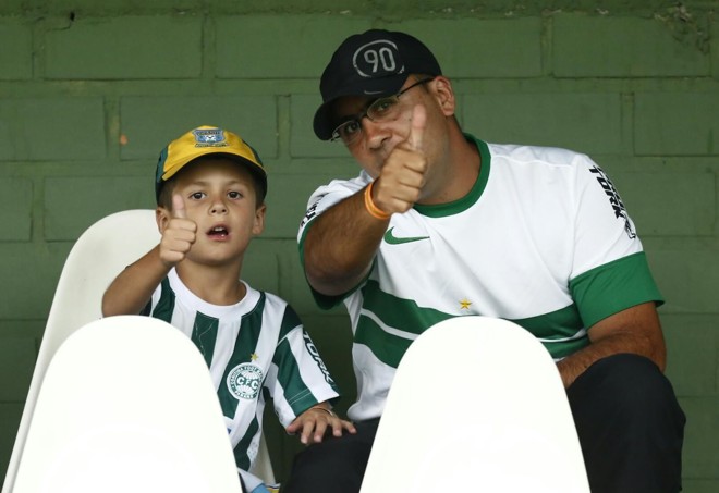 Torcedores do Coxa acenam nas arquibancadas do Couto. | Hugo Harada/Gazeta do Povo