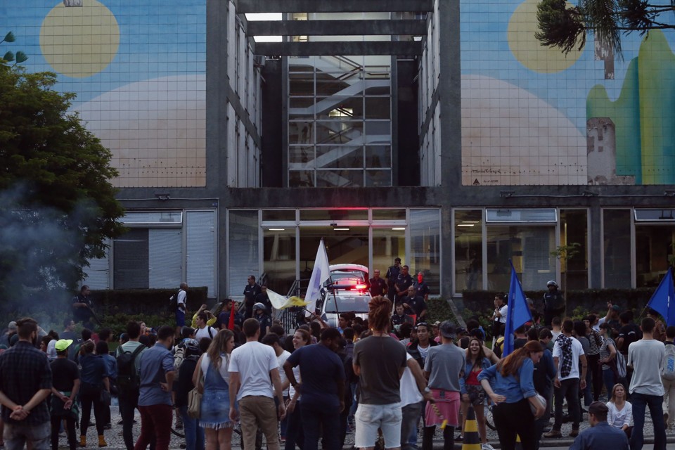 Protesto da terça-feira em frente à prefeitura | Hugo Harda/Gazeta do Povo