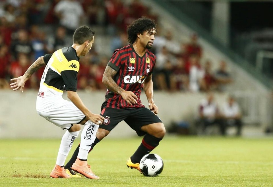 Otávio marcou o primeiro gol como profissional. | Hugo Harada/Gazeta do Povo