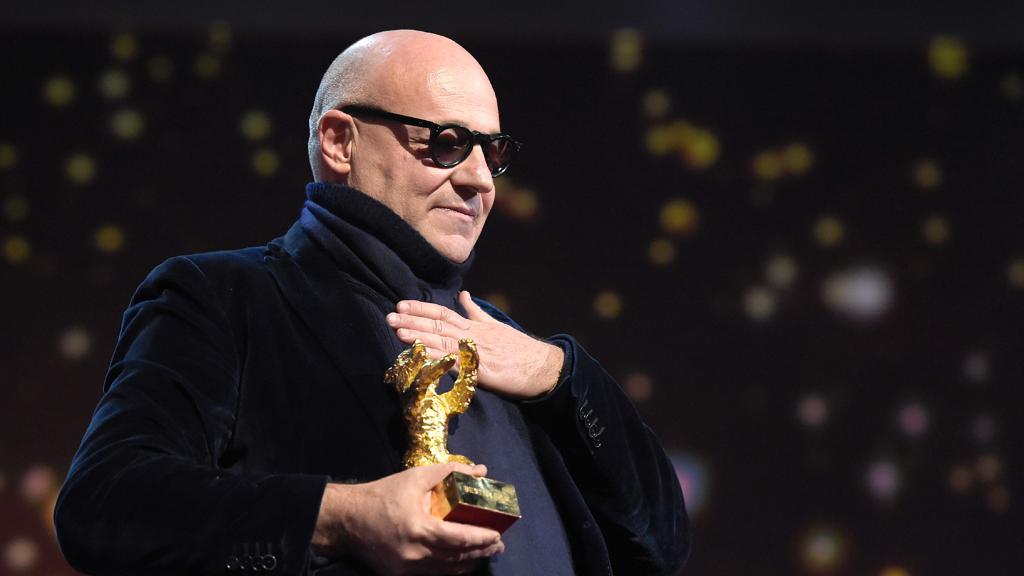 Gianfranco Rosi recebe o Urso de Ouro por “Fuocoammare” | Tobias Schwarz/AFP