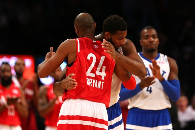 Andre Drummond cumprimenta Kobe Bryant antes do All-Star Game. | ELSA/AFP