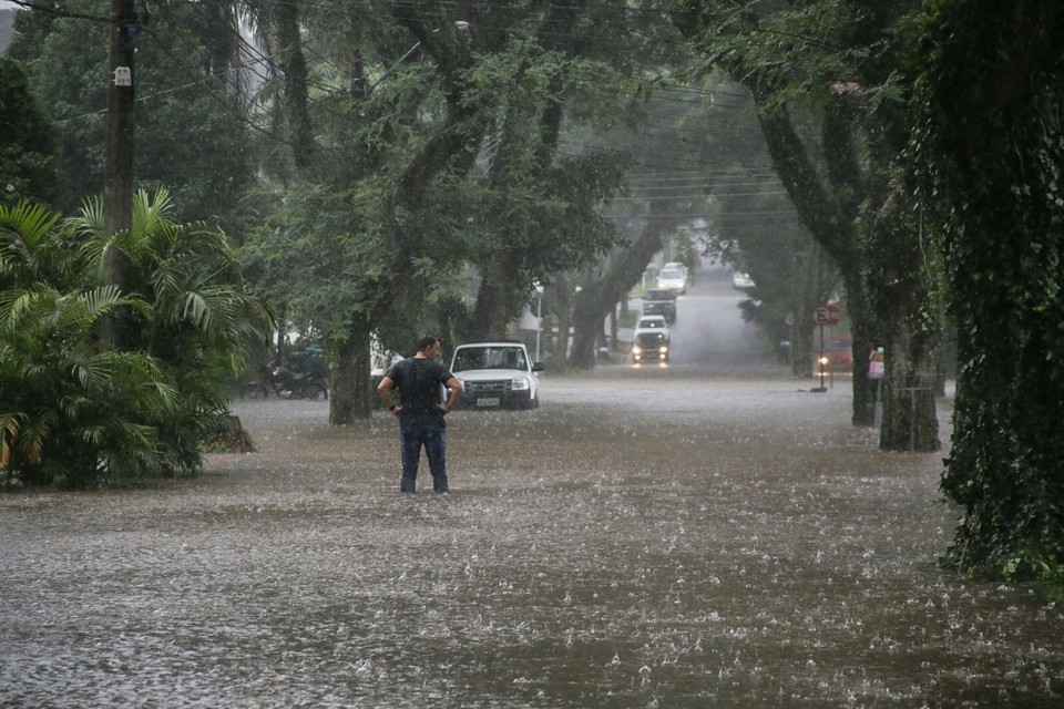 Ruas ficaram alagadas em Curitiba nesta segunda -feira(22) | Daniel Castellano/Gazeta do Povo