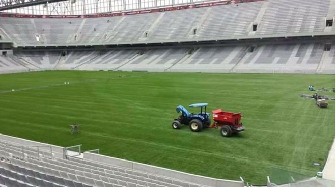 Instalação da grama sintética na Arena está na reta final. | Reprodução/