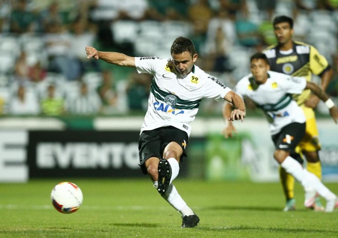 Juan fez uma linda jogada, foi derrubado pelo goleiro e ganhou a chance de balançar a rede na marca da cal. Com segurança, ampliou o placar para o Coritiba: 2 a 0 sem sustos. | Hugo Harada/Gazeta do Povo