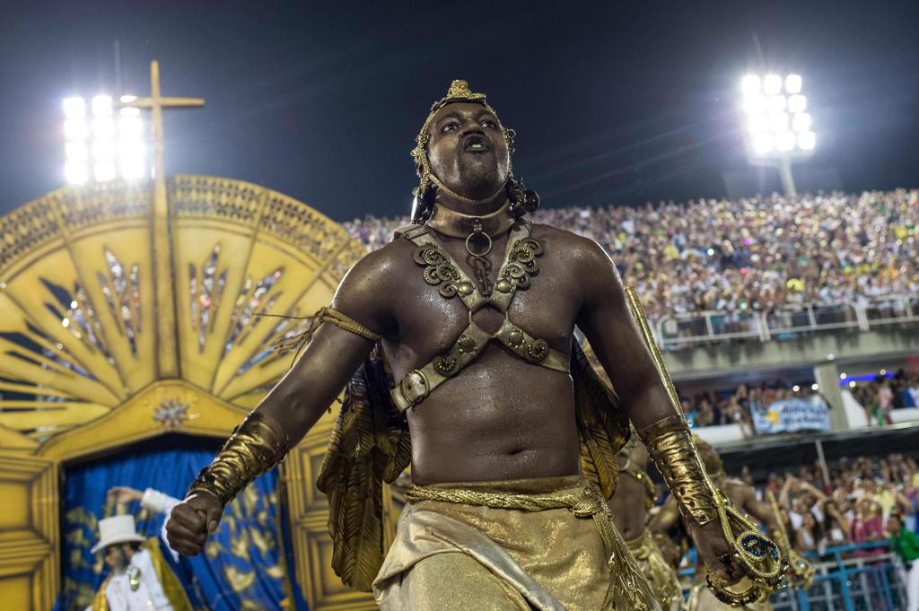 Integrante da Beija-Flor de Nilópolis teatraliza durante desfile | CHRISTOPHE SIMON/AFP