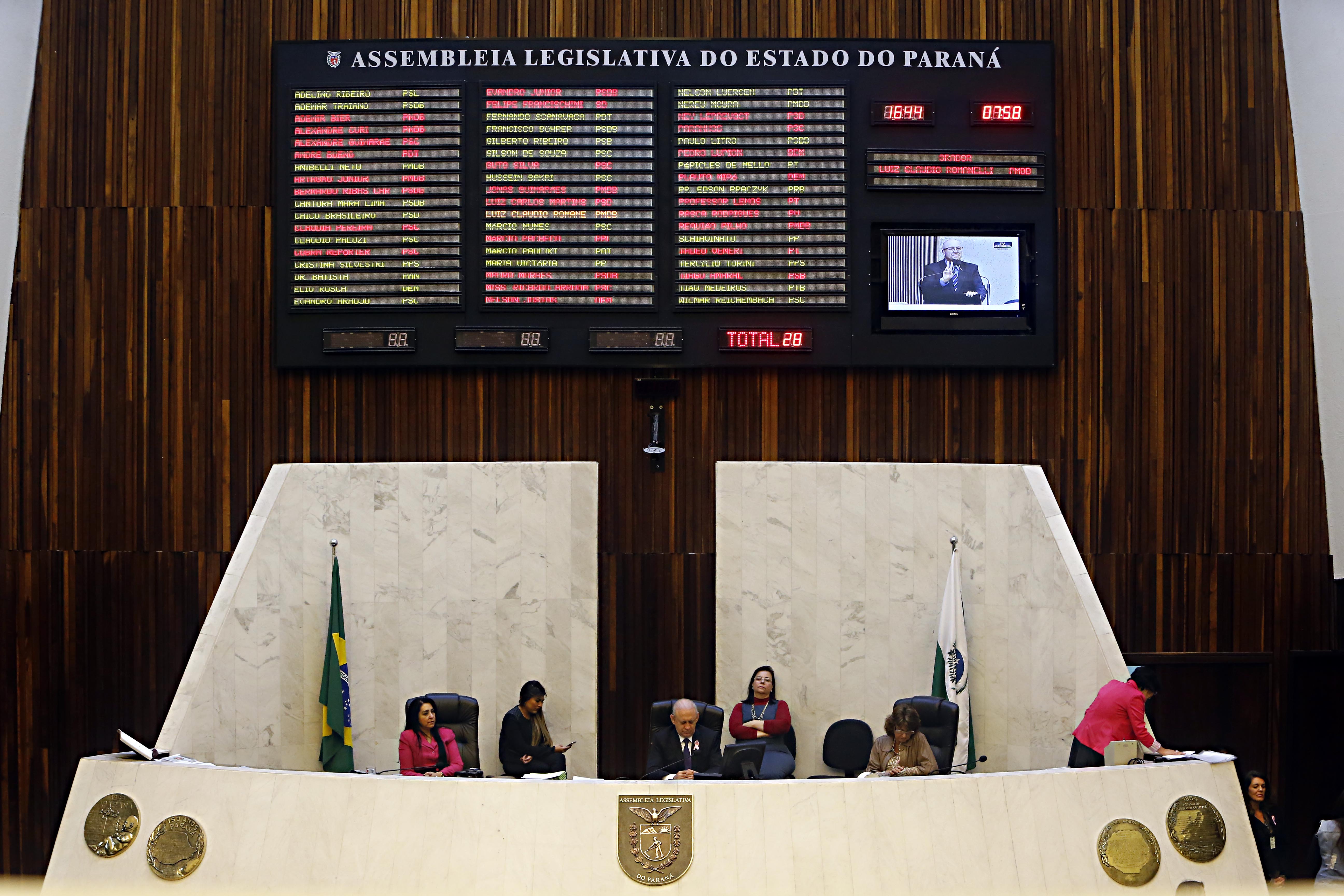 Deputados durante sessão em 2015: cada um recebe verba de ressarcimento de R$ 31,4 mil. | Albari Rosa/Gazeta do Povo