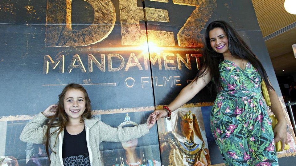 Eliane Ribeiro e a filha, no Cinépolis do Pátio Batel para ver “Os Dez Mandamentos”. | Antônio More/Gazeta do Povo