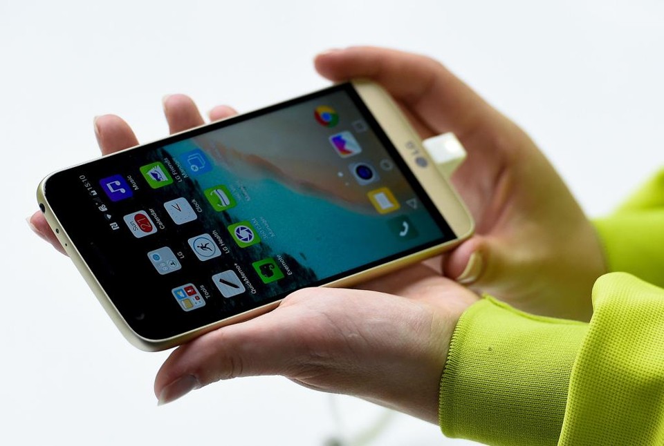 O G5 design lembra o do iPhone 6 (e 6s), incluindo a escolha do material, o alumínio | JOSEP LAGO/AFP