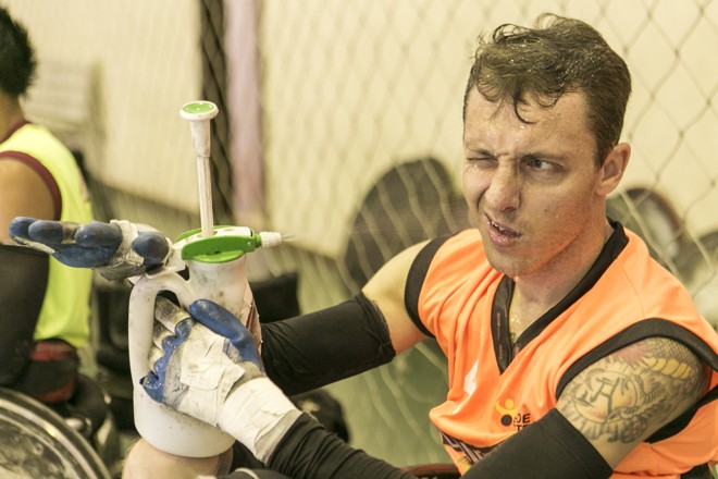 Água no rosto para combater o calor e regular a atemperatura corporal. | Marcelo Andrade/Gazeta do Povo