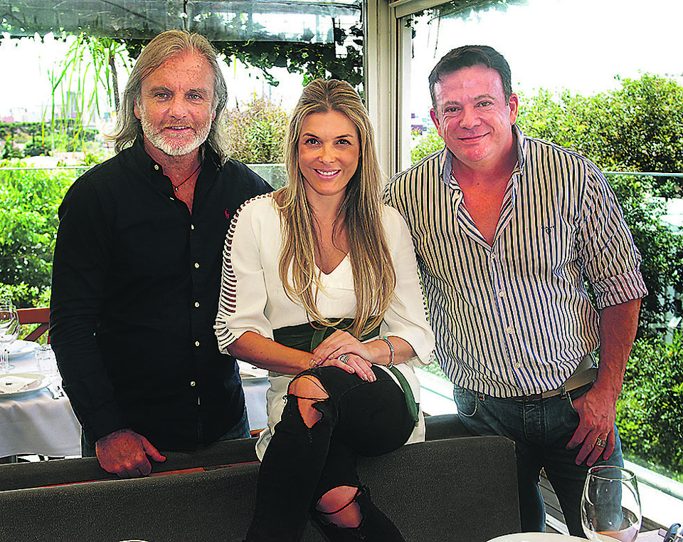 Fabrizio Giuliodori (à esq.) recebeu para almoço ontem, no restaurante Alessandro e Frederico, os amigos Chris Bley e Eliseu Portugal para contar as novidades da casa. | Julio Cesar de Souza