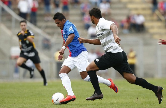 Robson tenta se livrar da marcação do J.Malucelli. | Hugo Harada/Gazeta do Povo