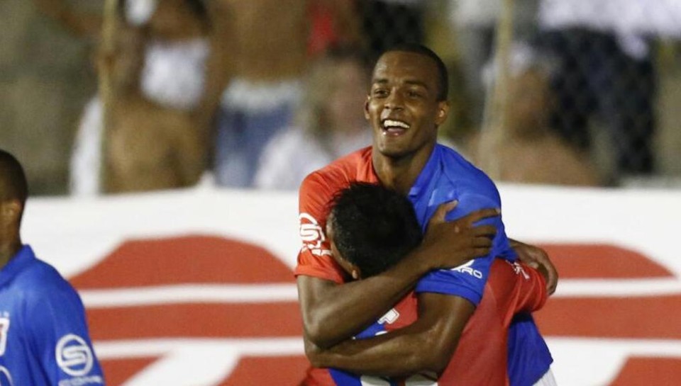 CRAQUE DA RODADA: Seguro na defesa, o zagueiro Luiz Felipe ainda marcou dois gols contra o J. Malucelli. | Hugo Harada/Gazeta do Povo