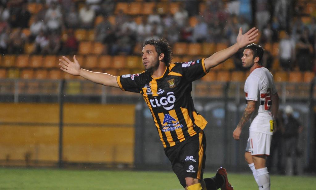Matías Alonso fez o gol da vitória do The Strongest. | Bruno Ulivieri/Raw Image/Folhapress