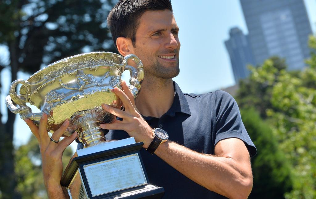 Novak Djokovic com o troféu do Aberto da Austrália conquistado domingo. | PAUL CROCK/AFP