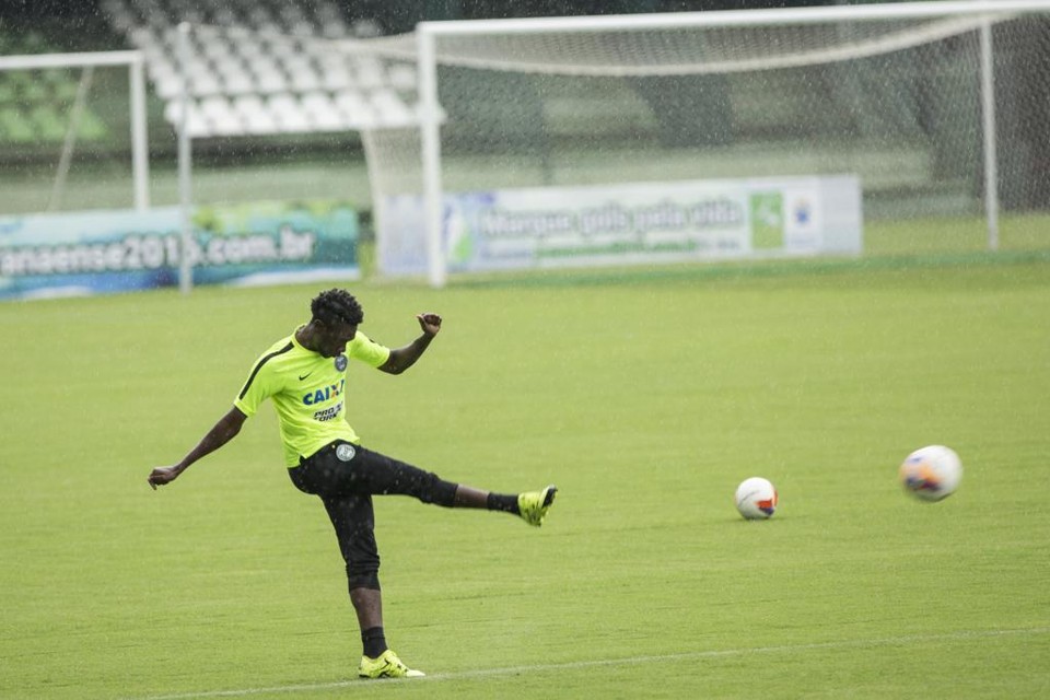 Negueba, no ano passado, comemorou gol provocando o Londrina. | Marcelo Andrade/Gazeta do Povo