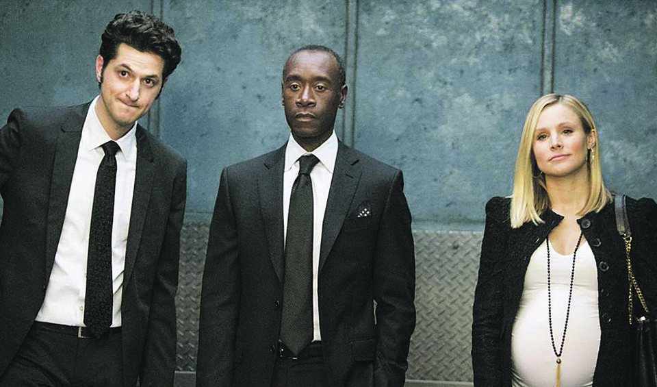Cena de “House of Lies”, com Don Cheadle (centro). | Divulgação