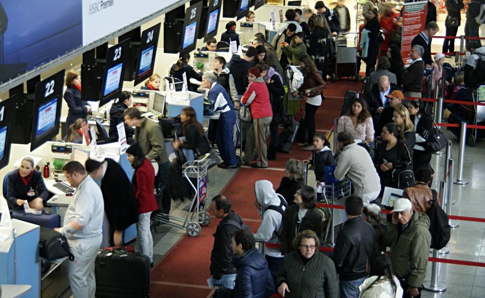 As empresas aéreas já afirmaram que irão permitir que os passageiros remarquem seus bilhetes | Marco Andre Lima/Gazeta do Povo