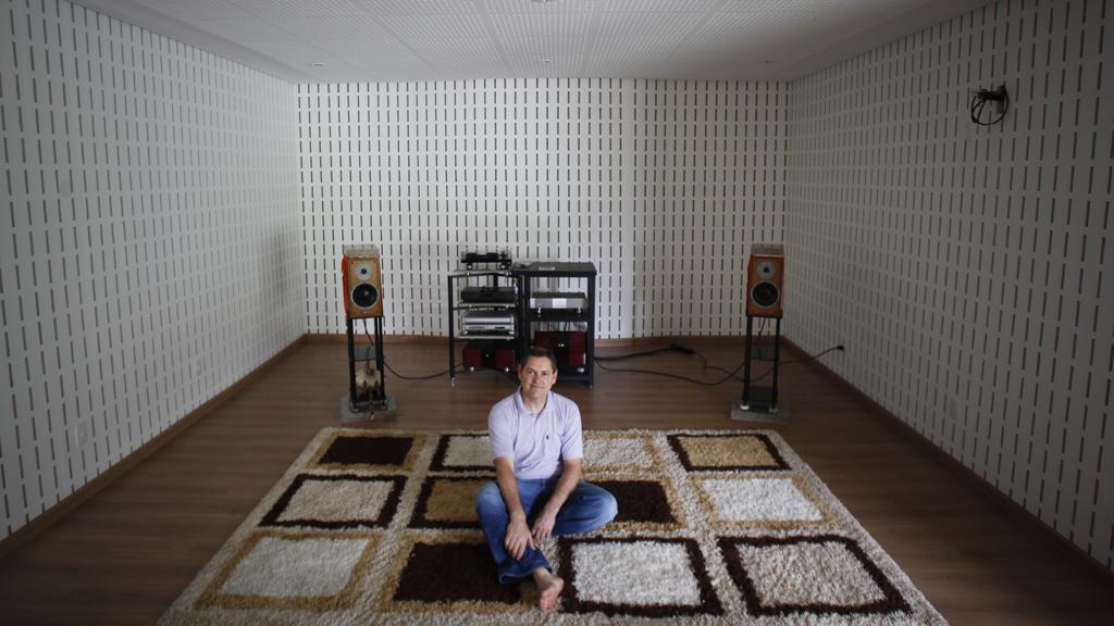 Antônio Pinho, professor da UTFPR, é um “audiófilo” que ouve música em alta fidelidade e procura difundi-la em aulas e palestras. | Daniel Castellano/Gazeta do Povo