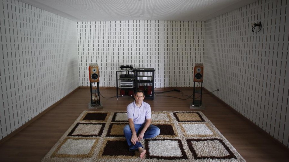 Antônio Pinho, professor da UTFPR, é um “audiófilo” que ouve música em alta fidelidade e procura difundi-la em aulas e palestras. | Daniel Castellano/Gazeta do Povo