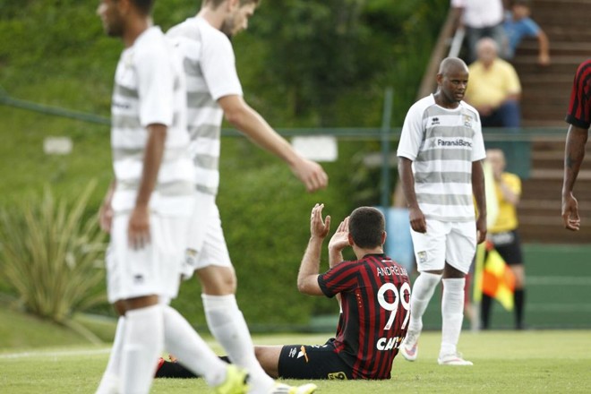 Para treinador Cristóvão Borges, Atlético insistiu de forma exagerada em jogadas para atacante André Lima . | Antonio More/Gazeta do Povo