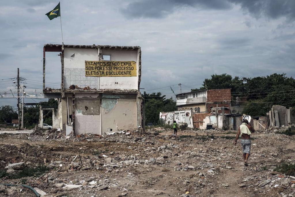 Moradores da Vila Autódromo, na Barra da Tijuca, protestam contra a desocupação | YASUYOSHI CHIBA/AFP