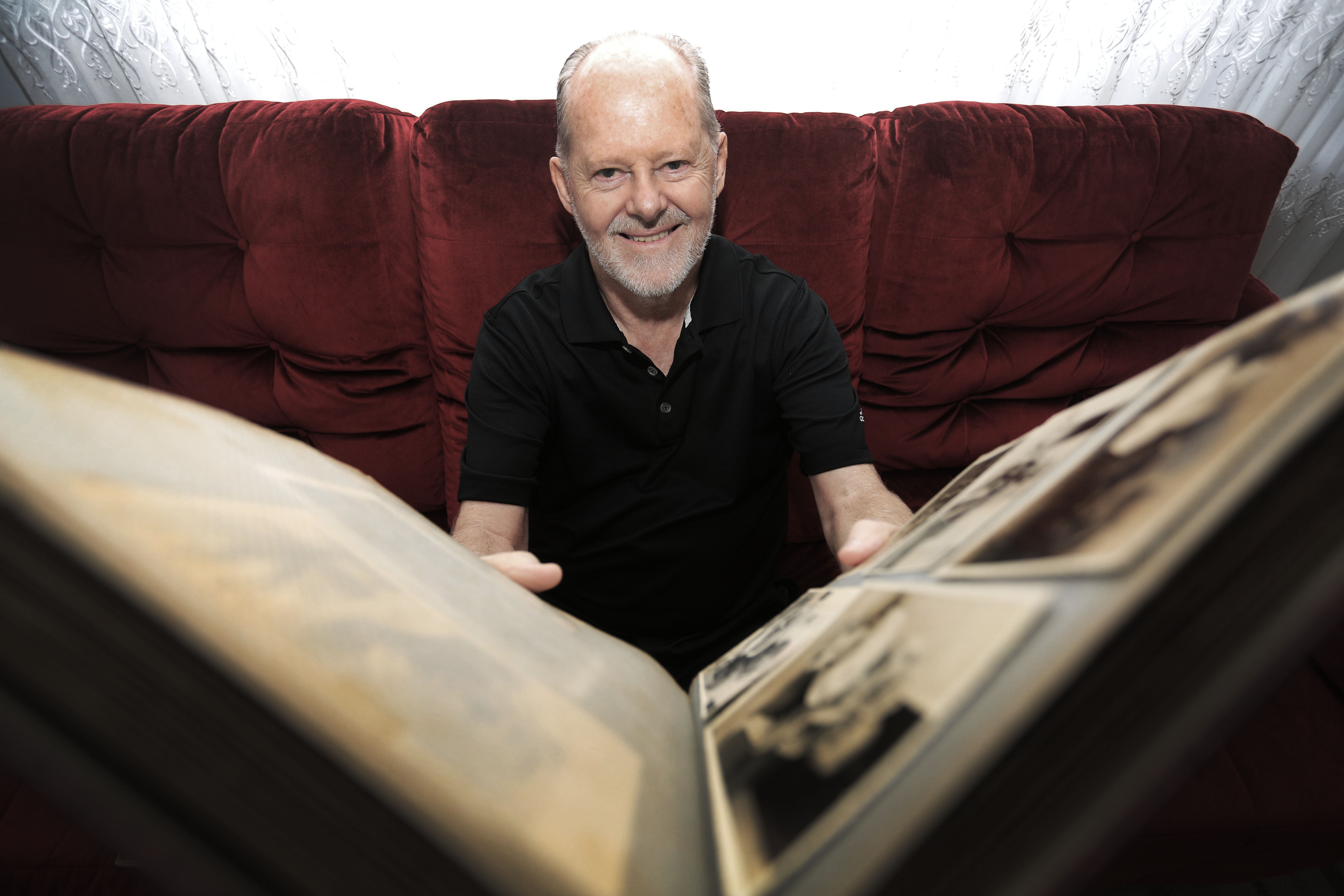 Francisco Gortz, filho mais velho de Chicão e um dos guardiões do acervo do pai que fotografou para os principais jornais do Paraná e também retratou, por conta, a Curitiba dos anos 50, 60 e 70. | Ivonaldo Alexandre/Gazeta do Povo