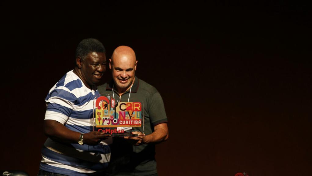 Presidente da Mocidade Azul recebe troféu. | Jonathan Campos/Gazeta do Povo