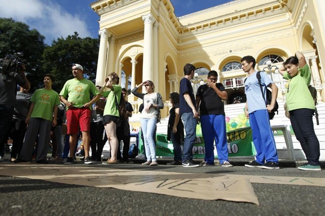 Manifestantes se reuniram nesta quarta-feira (17). | Antônio More/Gazeta do Povo