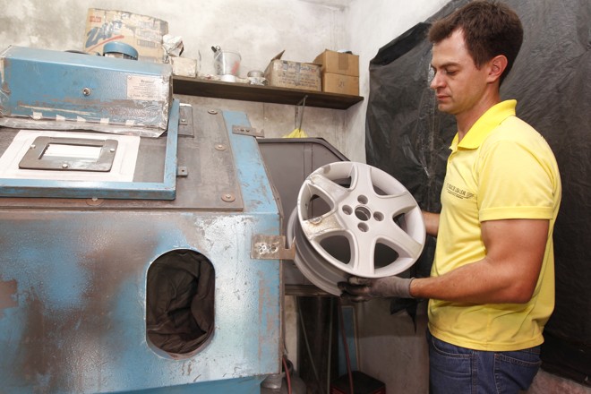 Depois, os equipamentos passam por um jato pressurizado com granalha de aço. O processo retira toda a tinta e grande parte dos riscos e é seguido pela soldagem. | Antônio More/Gazeta do Povo