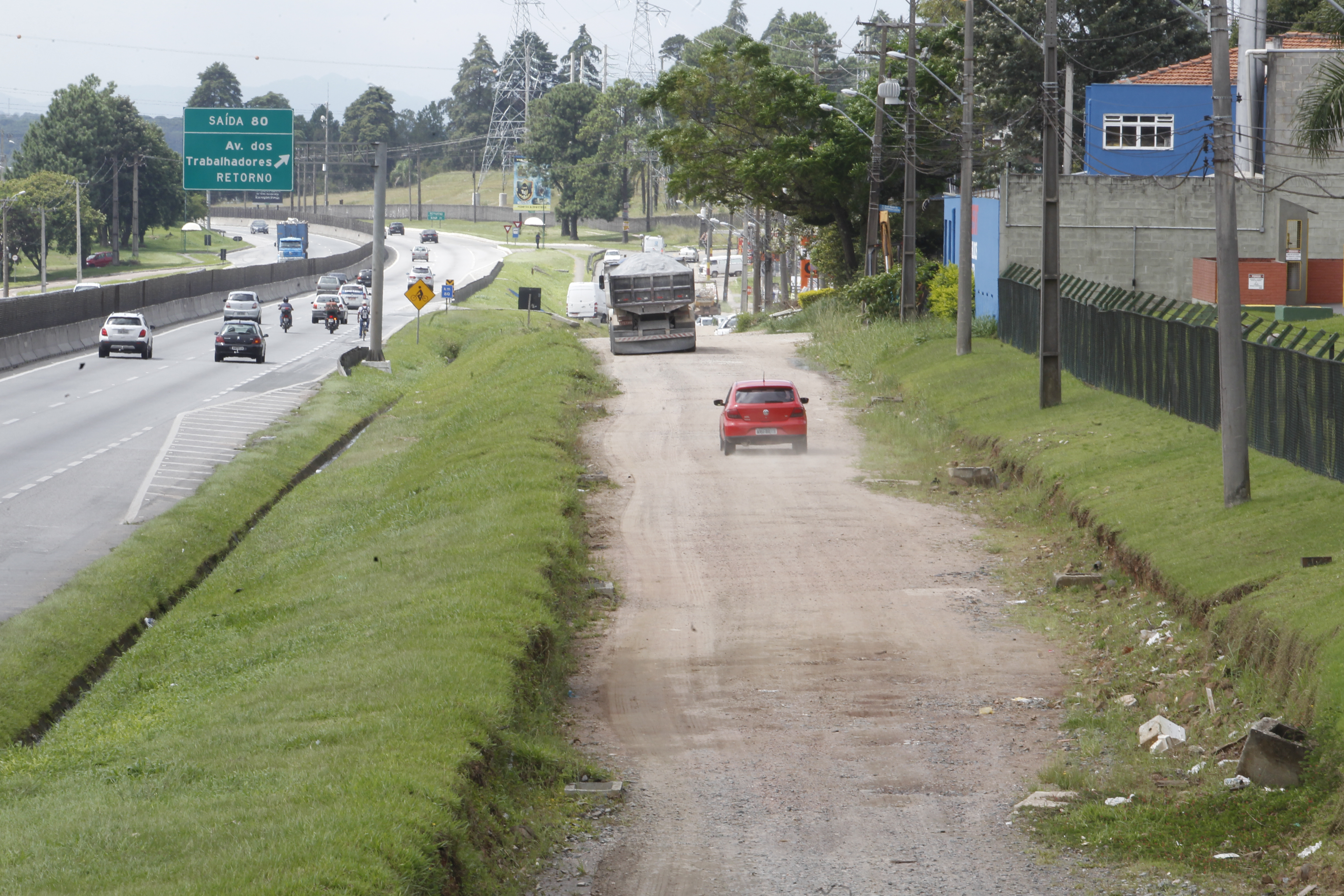 Marginal da BR-277. A reforma do trecho de 750 metros no bairro Uberaba devia ter ficado pronto em março de 2014, mas atrasou porque governo estadual e prefeitura não se acertaram sobre intervenção. | Aniele Nascimento/Gazeta do Povo
