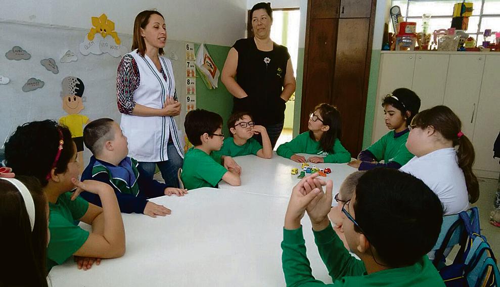 As atividades em sala de aula incluíram debates sobre profissões e a preparação de um jornal. | Divulgação/