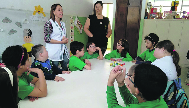 As atividades em sala de aula incluíram debates sobre profissões e a preparação de um jornal. | Divulgação/