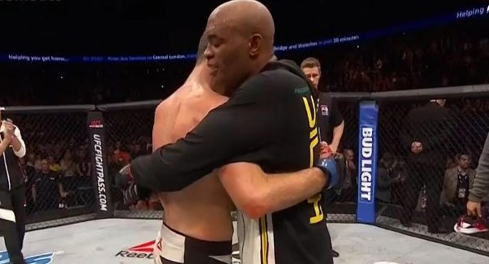 Spider abraçou Bisping após a luta em Londres | Reprodução/Combate