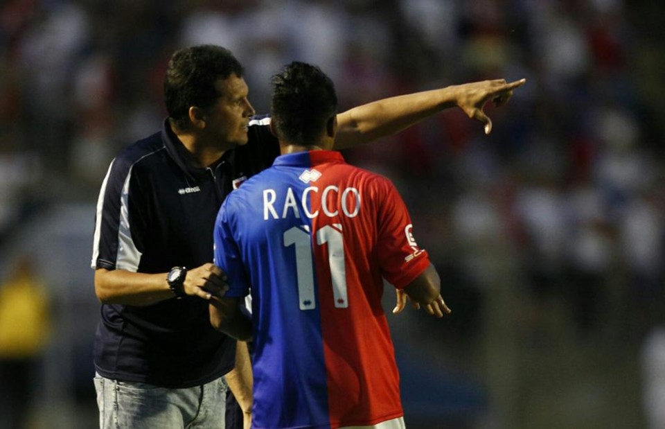 Claudinei Oliveira oriente atacante Robson, autor de um dos gols e um dos destaques da equipe | Antônio More/Gazeta do Povo
