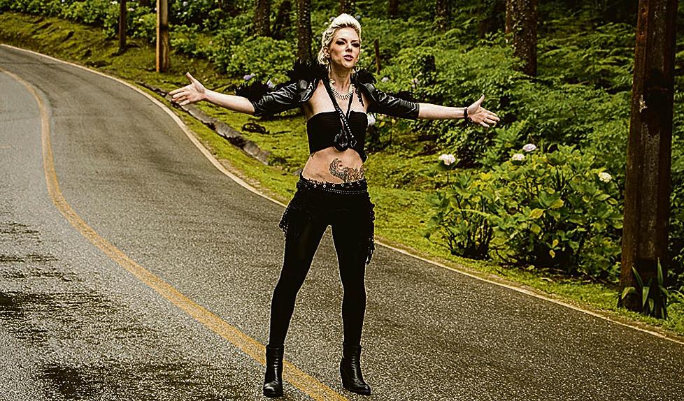 Depois do sucesso do lançamento do EP autoral no fim de 2015, gravado em São Paulo e Los Angeles (EUA), Pris Elias não tirou férias: a cantora pop acaba de lançar o clipe da nova música, De qualquer jeito, dirigido por Xavier Fernandez e com produção executiva de Marcos Mancinni. | Hay Ramos