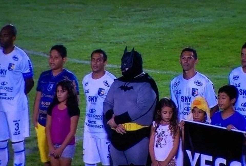 Personagem conhecido em Foz do Iguaçu, Fozman entrou em campo com o time do Foz do Iguaçu. | Produção/Twitter