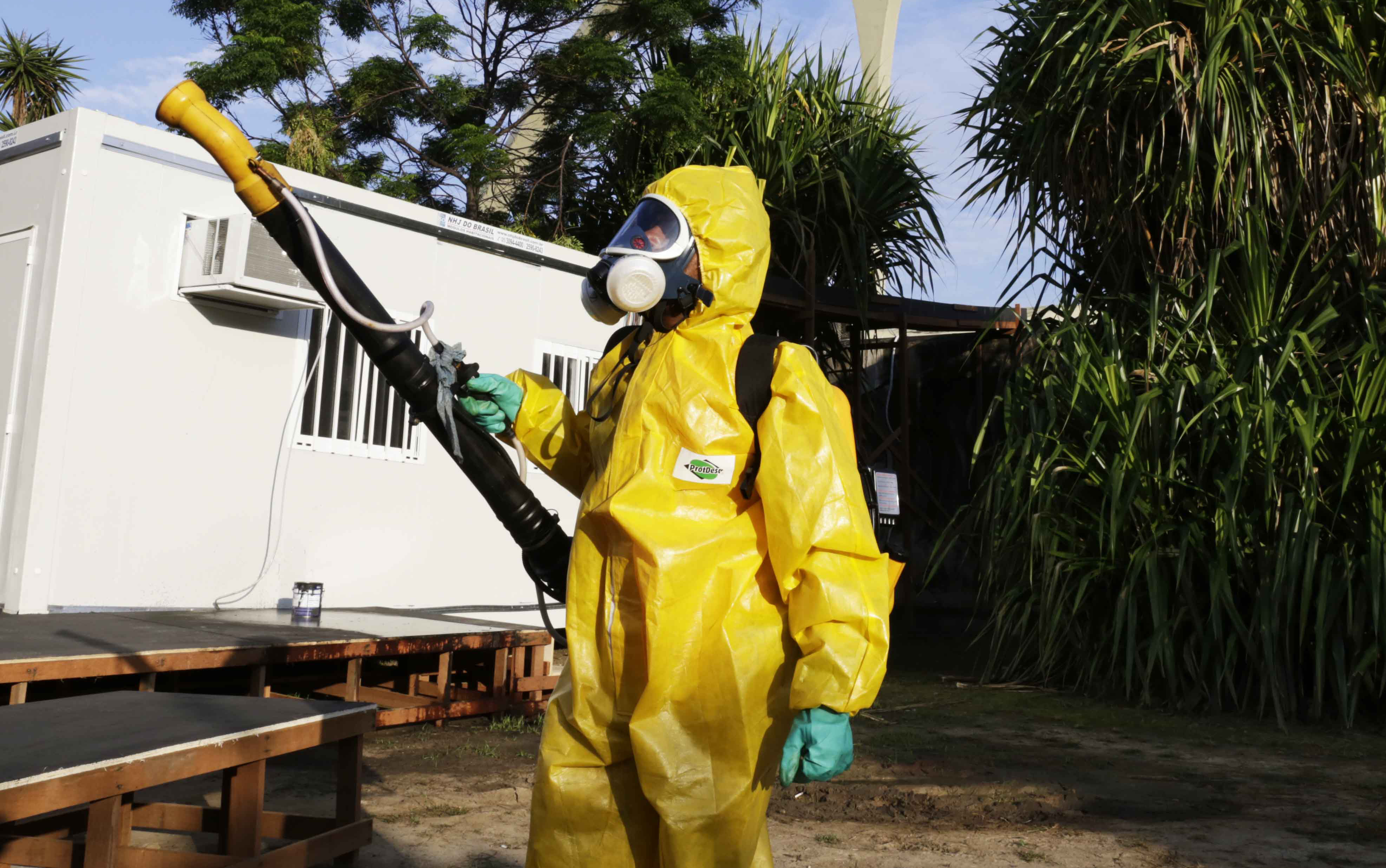 Na falta de quantidade suficiente de inseticida para veículos, a opção é usar pulverizador costal. | Paula Johas/PCRJ