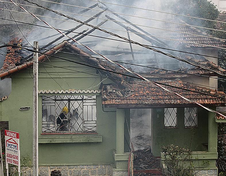 Incêndio destrói casa em Curitiba: descuidos podem produzir fogo. | Atila Alberti /Tribuna do Paraná