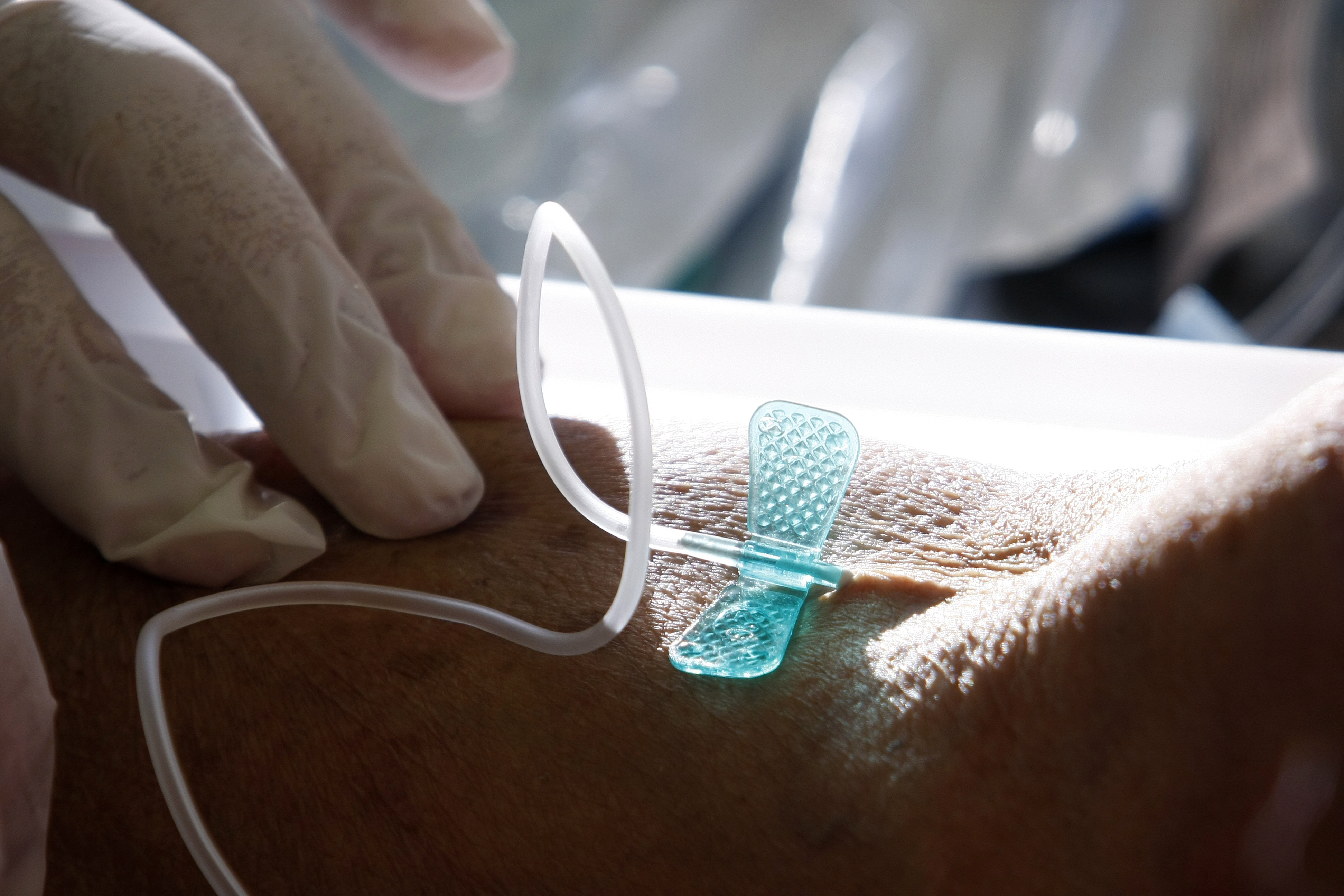 Os pesquisadores se questionam quanto ao uso da quimioterapia padrão, já que raras vezes ela é capaz de eliminar o câncer por completo e deixa pelo caminho células resistentes. | Daniel Derevecki/Arquivo/Gazeta do Povo