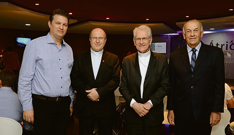 O diretor do Instituto Ciência e Fé da PUCPR, Fabiano Incerti, o arcebispo de Curitiba, Dom José Peruzzo, o secretário da CNBB, Dom Leonardo Steiner, e o reitor Waldemiro Gremski (da esq. para a dir.) no lançamento do Átrio dos Gentios. | João Borges
