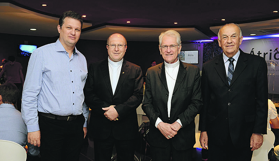 O diretor do Instituto Ciência e Fé da PUCPR, Fabiano Incerti, o arcebispo de Curitiba, Dom José Peruzzo, o secretário da CNBB, Dom Leonardo Steiner, e o reitor Waldemiro Gremski (da esq. para a dir.) no lançamento do Átrio dos Gentios. | João Borges