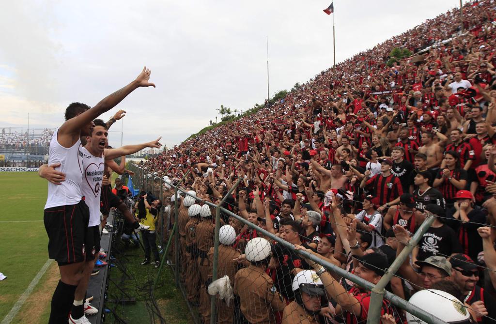 Jogadores do Atlético comemoram no Ecoestádio o acesso na Série B de 2012.. | Daniel Castellano/Gazeta do Povo